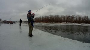 Зимний спиннинг с закраин льда