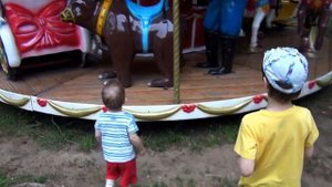 Дети в парке развлечений катаются на аттракционах. In the amusement Park