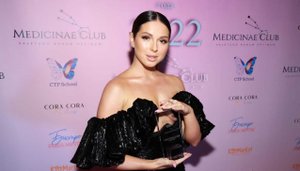 Нюша в мерцающем платье с хлипким декольте засветила свои прелести: оказалась без лифчика — «мячики»