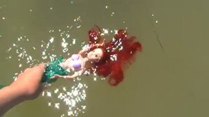 РУСАЛКА АРИЭЛЬ. Круг для плаванья Трицератопс. Плаваем в Море.