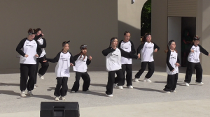 Интересный танец под музыку, видео 2024 год