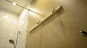 Настенный светильник в ванной комнате красивый аксессуар