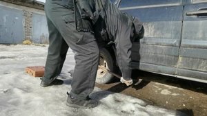 А ты правильно затягиваешь болты на колёсах.