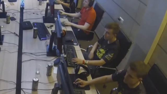 киберспортсмен разминает руки перед игрой