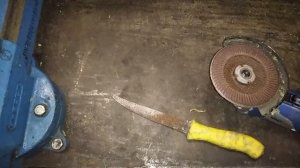 Нож из ленточной пилы и строительной каски.