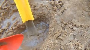 Развлечение для детей Машина Бетономешалка строит дом