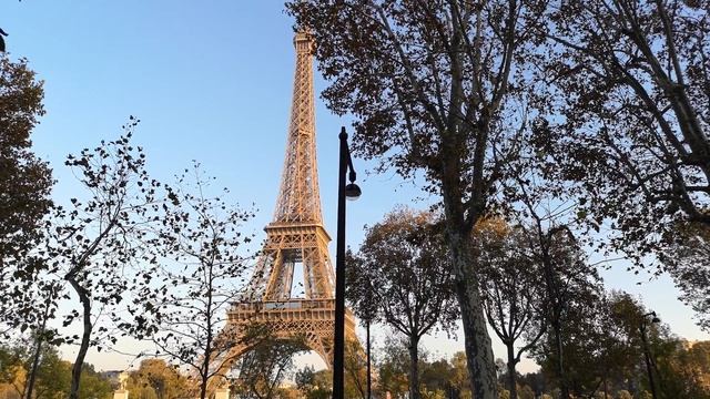 Вид на эйфелеву башню с марсового поля, теплый день осени,Париж. смотреть онлайн