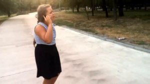 Капризная девочка разбивает iPhone (айфон)