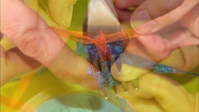 Как завязать маленький бантик для украшения подарка при помощи обычной вилки смотреть онлайн