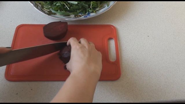 Салат со свеклой, рукколой и фетой