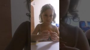 Малышка София лепит персонажей из Моники.