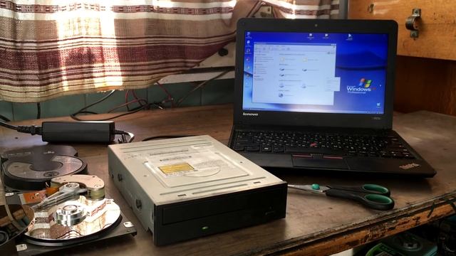 ЧТО БУДЕТ ЕСЛИ В ДИСКОВОД ВПИХНУТЬ БЛИН ОТ ЖЁСТКОГО ДИСКА ИЛИ ТРЕСНУВШИЙ CD ДИСК смотреть онлайн