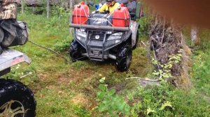 Девочка на квадроцикле вытаскивает из болота второй квадр
