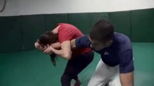 Что делать, если нападающий схватил тебя за волосы