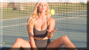 Britney Spears - Baby one more time (Ladynsax cover) - Girl playing tennis