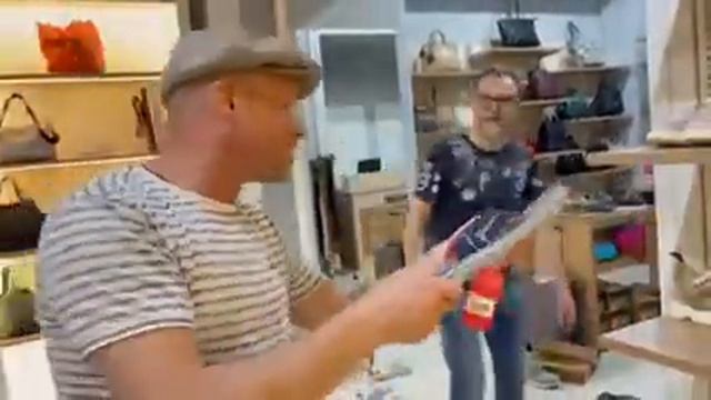 Одесский блоггер Липован знакомит нас со шлепанцами Dude Flinn в магазине Glad Bags!