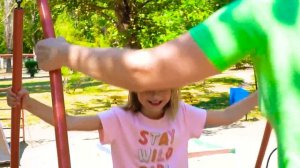 Марго учит правила поведения на прогулке с малышом и мамой