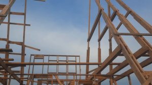 Продолжаю строить большой афрейм дом на берегу пруда.