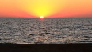 Красивый закат на море.