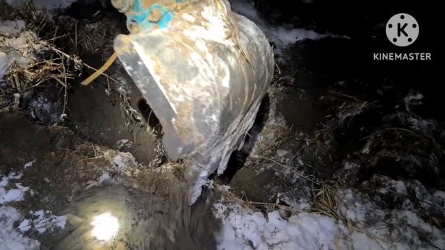 Ночной коп металла экскаватором.