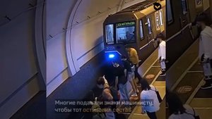 В Москве промышленный альпинист спас мужчину, упавшего на рельсы метро прямо перед поездом