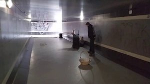Музыкант в подземном переходе в Краснодаре. 27.02.22