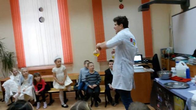 2014.12 Школа 5кл Саша-4 – «Весёлая химия»: профессор смотреть онлайн