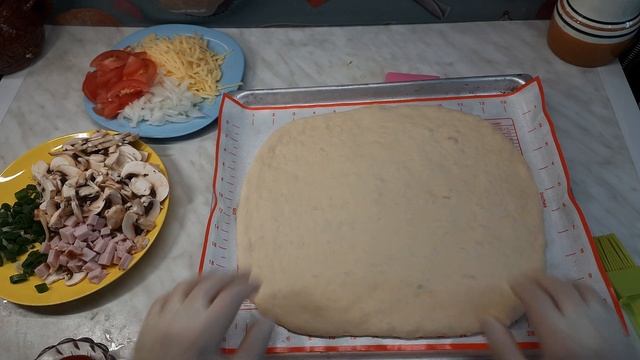Пицца по домашнему с шампиньонами , колбасой и сыром.