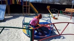 Детская спортивная площадка / карусель, горки / Игры на свежем воздухе / Чем занять ребенка