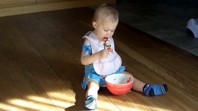 Ребенок, 1.5 года, ест сам борщ:)