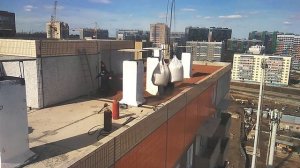 ЗАСЫПКА КЕРАМЗИТОМ И ЗАЛИВКА БЕТОНОМ КРЫШИ / КРАНОВЩИК / RUSSIAN CRANE OPERATOR FILLS THE ROOF