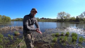 Рыбалка на поплавок как 30 лет назад! Ловля карася в мае на поплавочную удочку озеро кипит от рыбы.