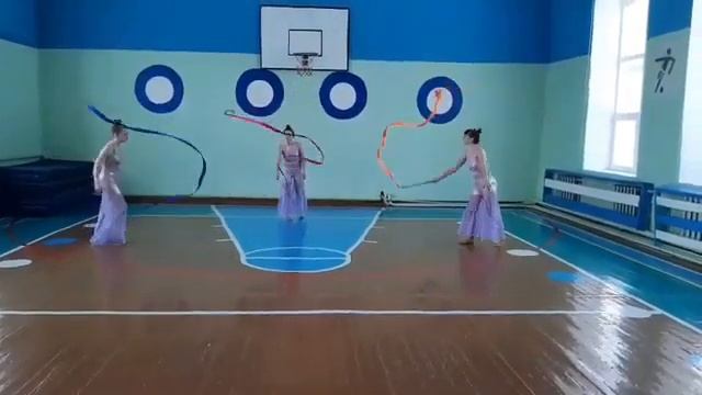 Танец с лентами от учениц 8 класса смотреть онлайн