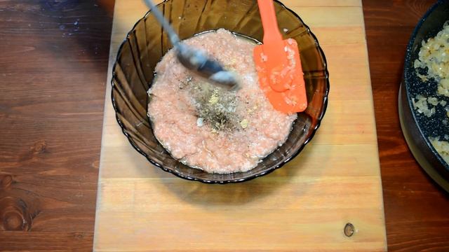 Рецепт рулета из фарша. Мясной рулет. Рецепт куриного рулета в омлете.