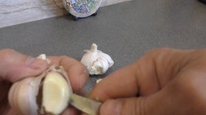 Как почистить чеснок от шелухи Проверка лайфхаков