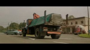 Дама в очках и с ружьем в автомобиле 2015