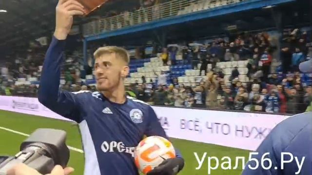 ?Владимир Сычевой получил пиццу прямо на поле.
