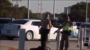 Policías atacan a un anciano con un arma paralizante de 50.000 voltios en EE.UU.