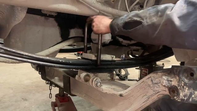 International | Front Suspension Rebuild | Front Springs + King Pins смотреть онлайн