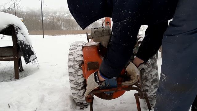 Мотоблок МТЗ-05 1984 года выпуска, с двигателем УД15. Зимний запуск. смотреть онлайн
