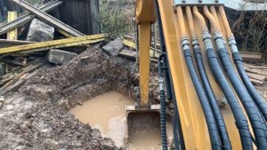 сделали прокол под дорогой, протягиваем трубу ⬆️