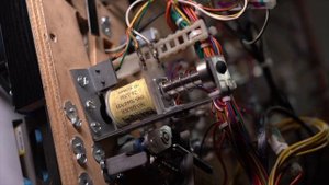 Как устроен внутри пинбол автомат / как работает игра пинбол