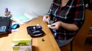 Прокол пальца без ланцета.