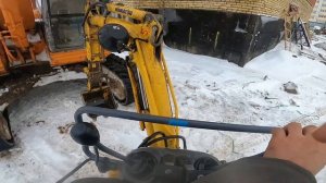 Экскаватор Komatsu PC09. Работа в подвальном помещений.