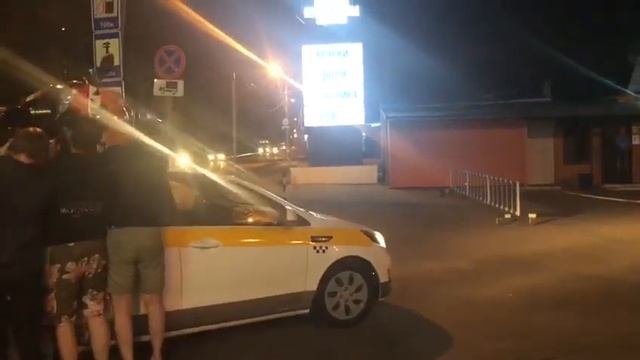 Как такое возможно? Мотоцикл на крыше такси смотреть онлайн