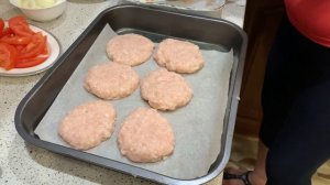 ЗАПЕЧЕННЫЕ КОТЛЕТЫ в духовке с овощами и сыром (Как правильно приготовить)