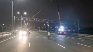 Полное перекрытие трассы М8 для установки П-образной опоры с информационными знаками