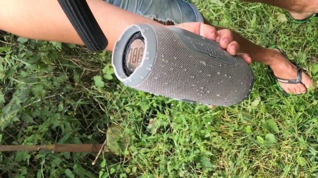 Опасно ! Колонка не боится воды :) jbl3 смотреть онлайн