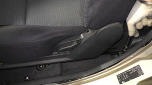 HYUNDAI GETZ - Remove the Front Seats