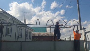 Крыша, навес от ворот до дома из поликорбаната